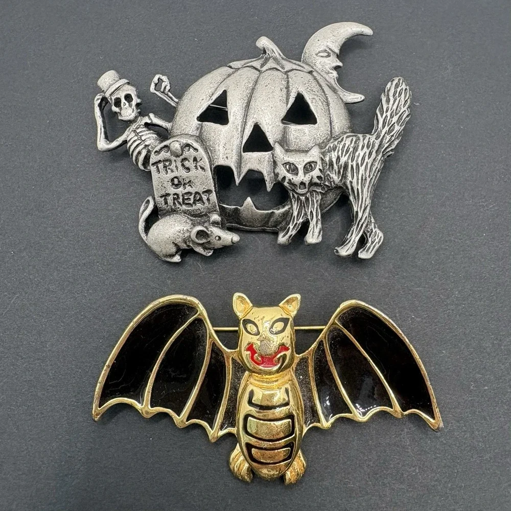 Vintage Lot of 2 Halloween Bat Brooches Pumpkin Skeleton Cat AJC Unsigned‎